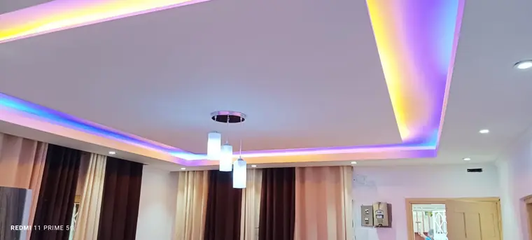 Tecto falso com LED RGB na sala
