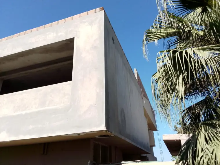 Laje e vãos de janela em obra