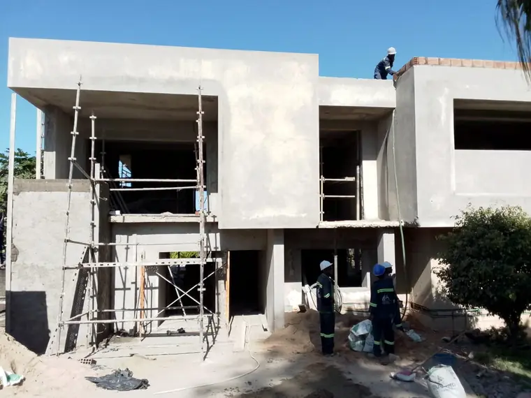 Obra em execução na Matola com andaimes e equipa BRG