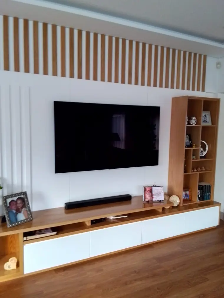 Painel de TV ripado com estante